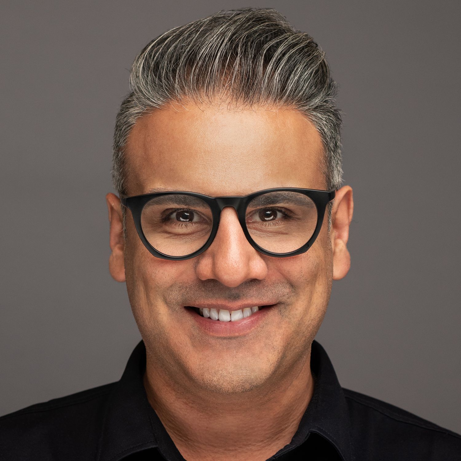 Orlando corporate headshot lounge photographer Ray Alvarez — creative director headshot at convention headshot station