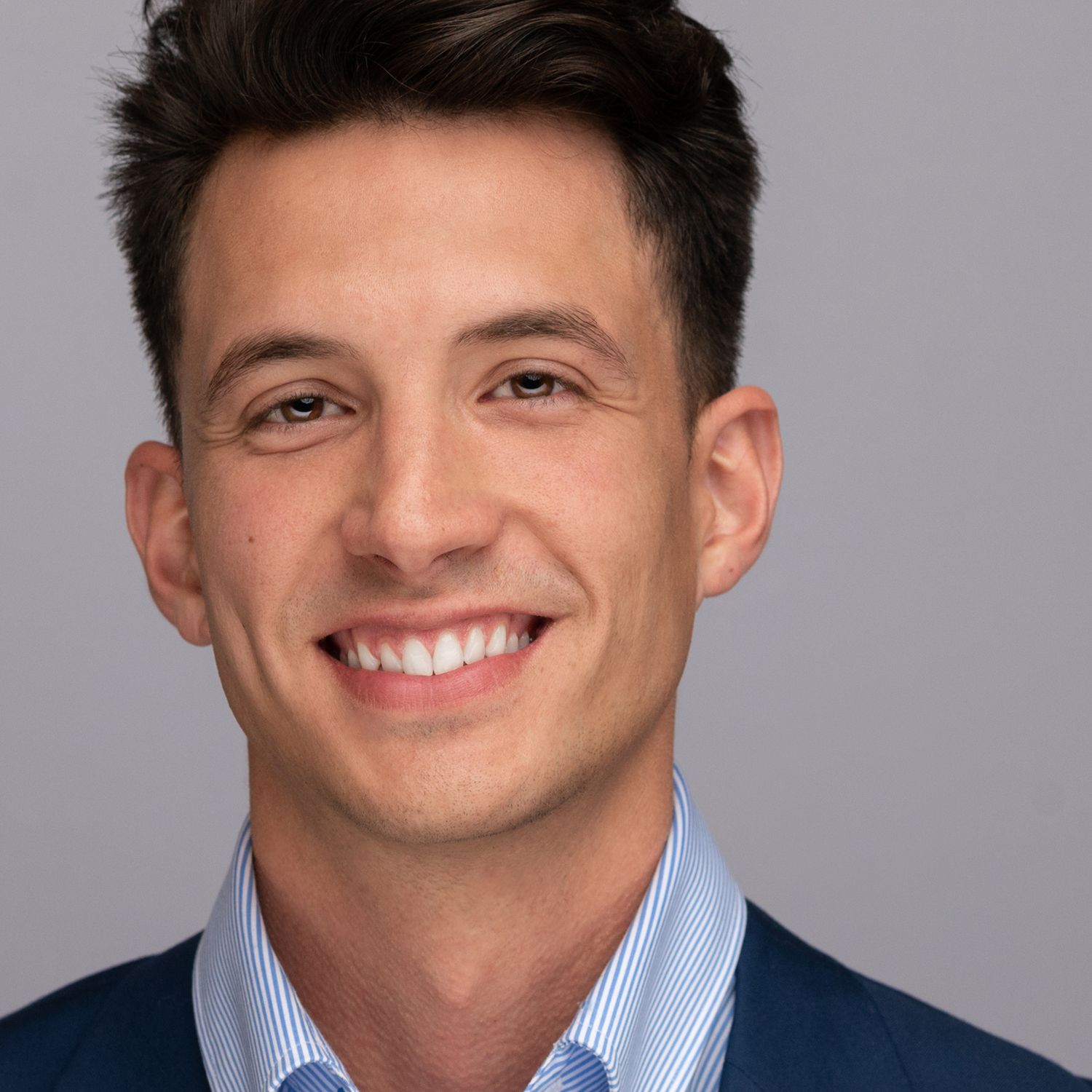Orlando corporate headshot lounge photographer Ray Alvarez — young professional headshot captured at convention headshot station