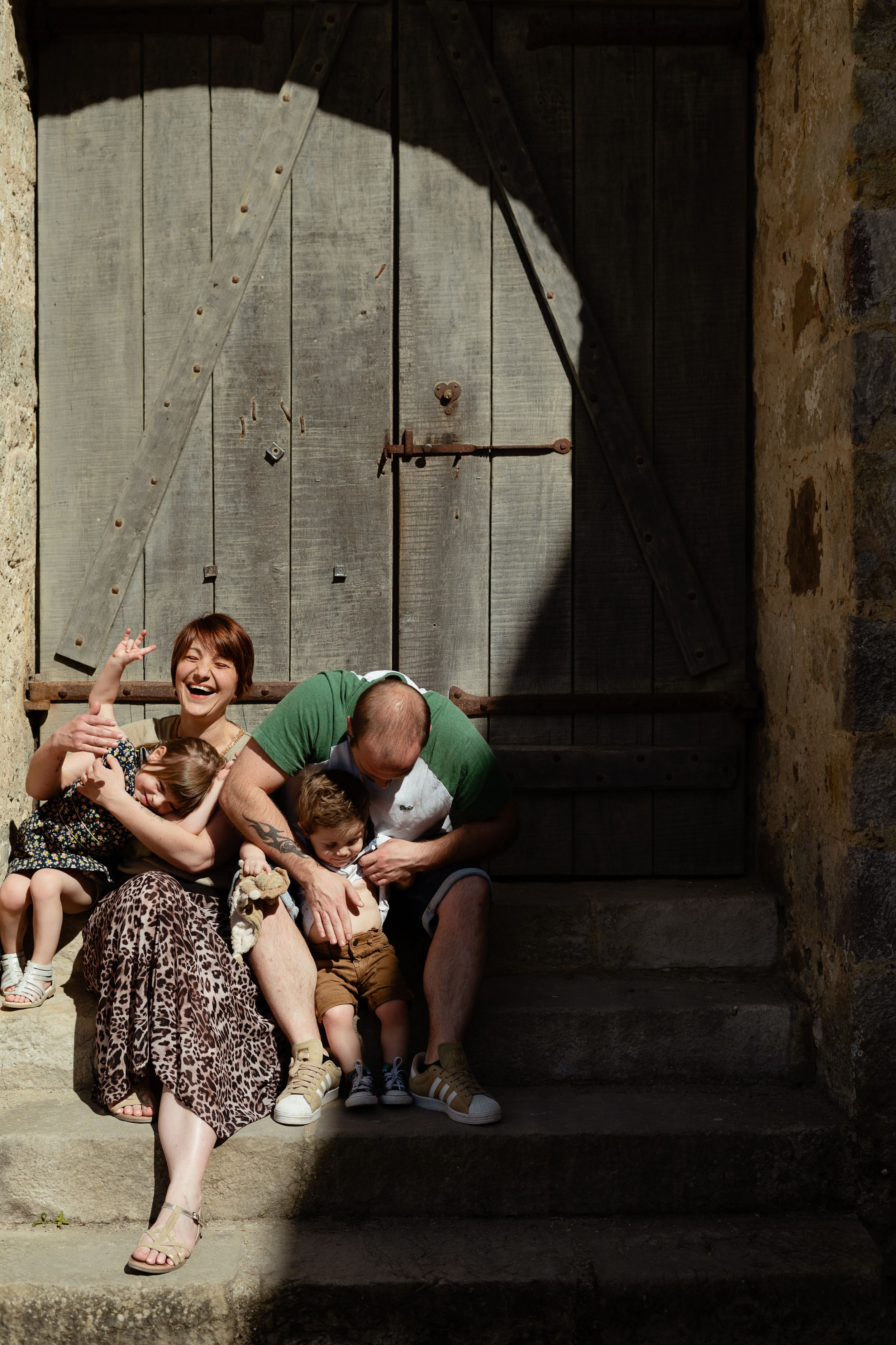 photo de famille en exterieur, abbaye de l'épau, séance lifestyle
