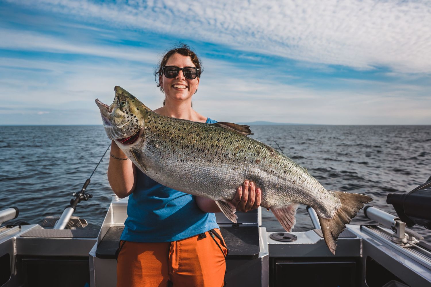 Maria med en lax på 10 kilo tagen på Vänern en sommardag 2021
