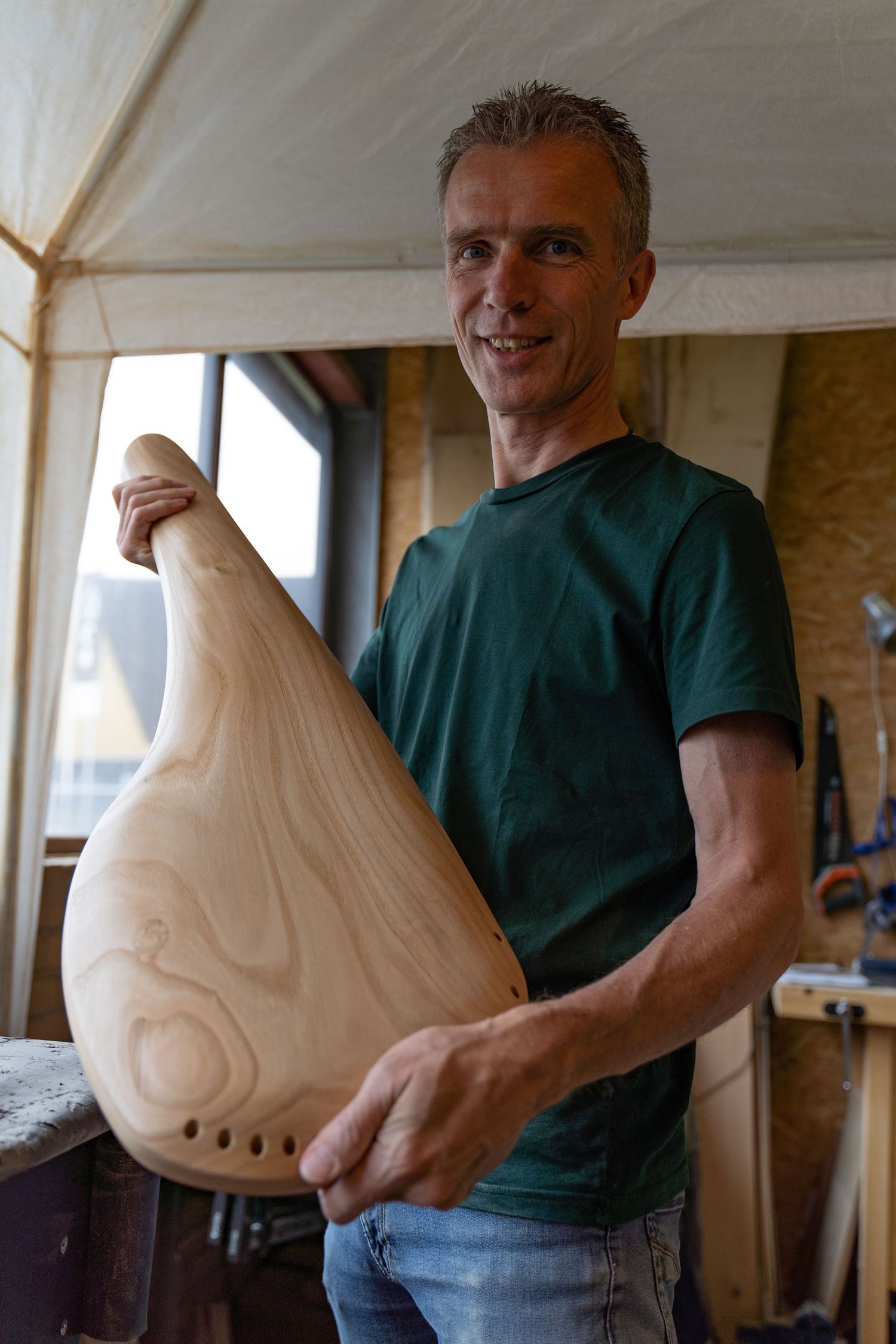 creatieve ondernemer in beeld, vakman, hout, in werkplaats, creatief ambacht fotografie Martine Vonk. Open Klank