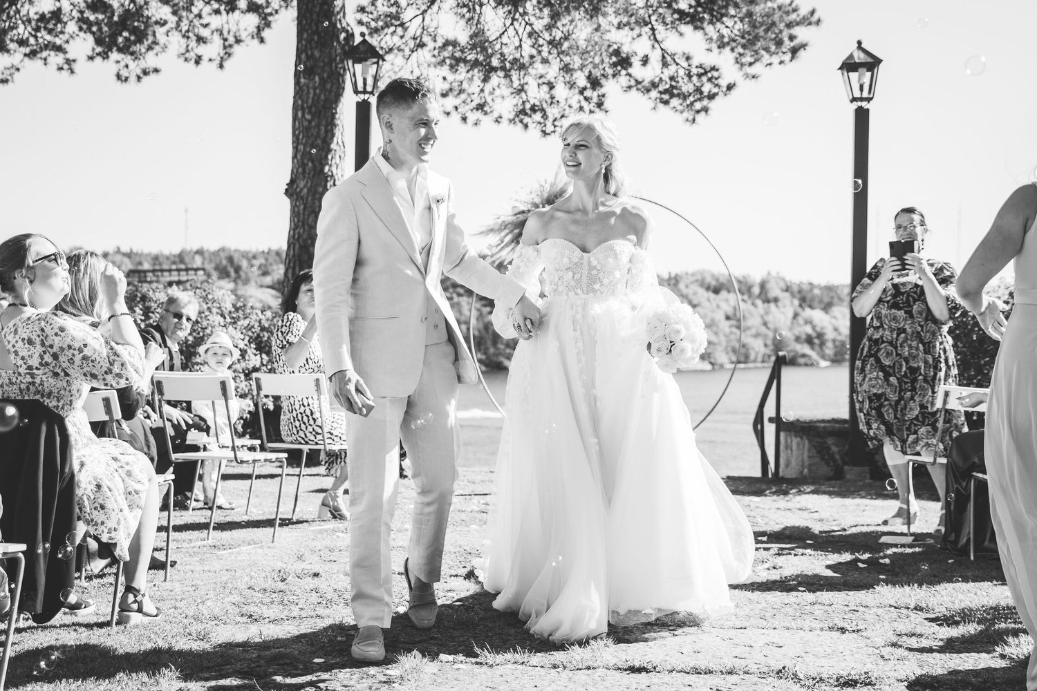 Bröllopspar. Utomhusvigsel. Saker att tänka på när du bokar en bröllopsfotograf. Utomhusvigsel.