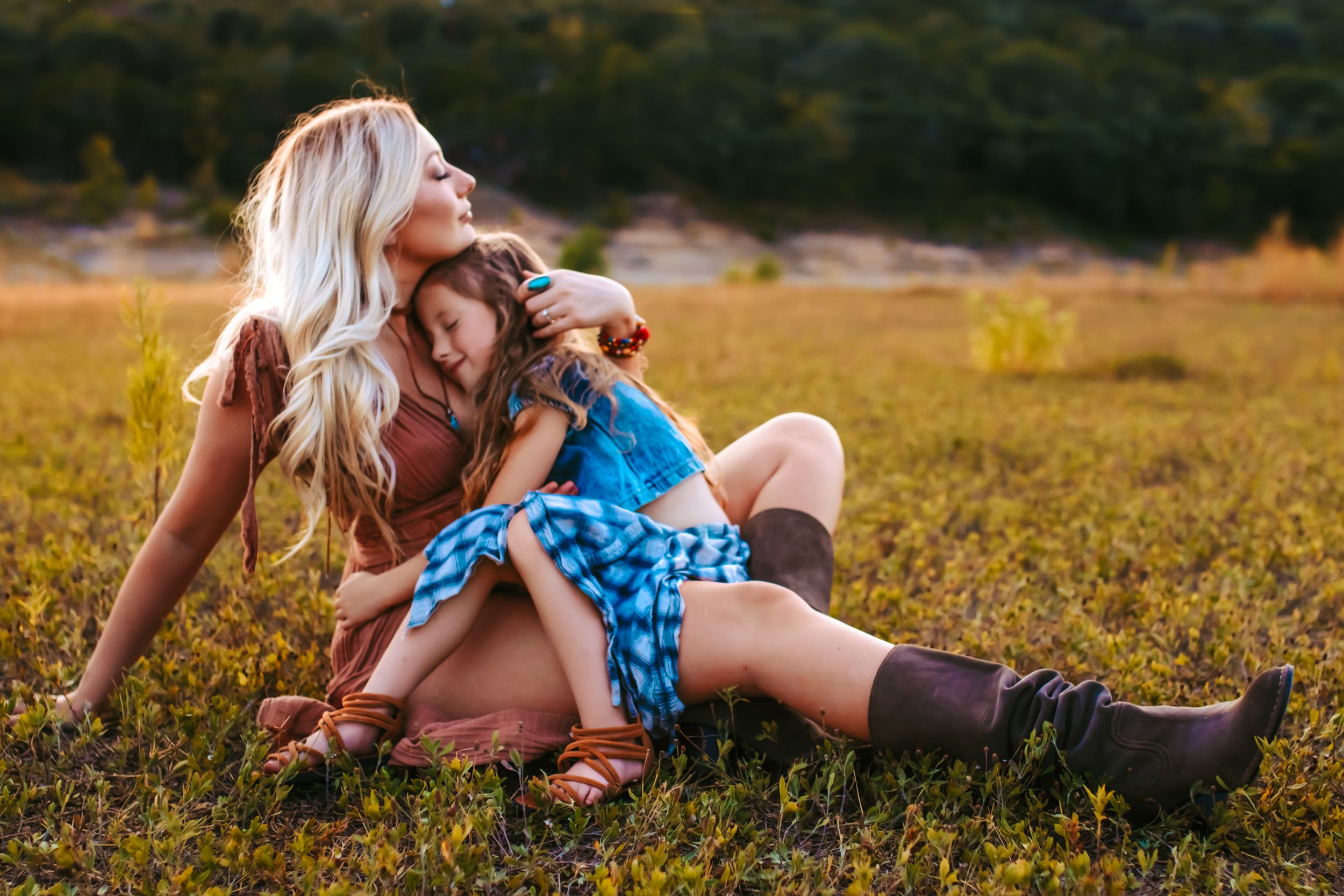 Mom cuddling daughter in family photography session.