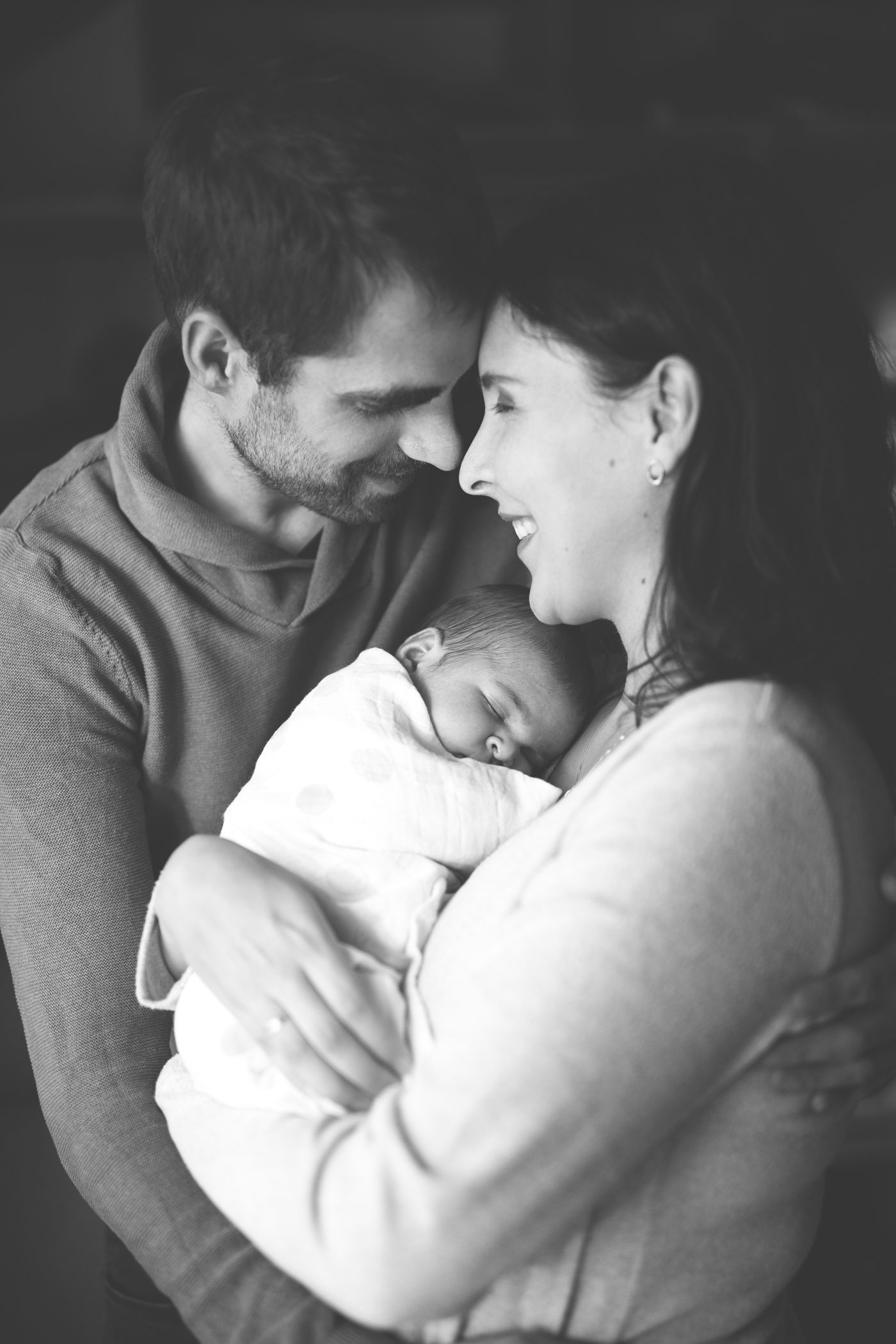 photographie famille lifestyle avec nouveau né noir et blanc à lyon