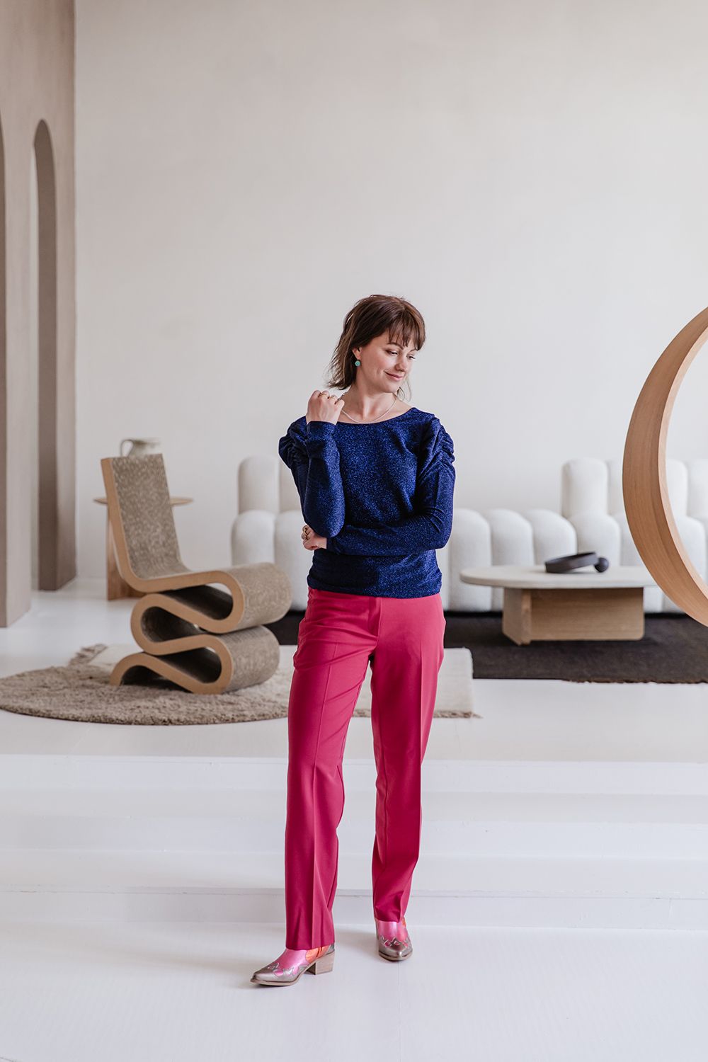 Personal branding shoot voor zakelijk gebruik in een lichte ruime daglichtstudio met beige kleuren voor een sieraden webshop.