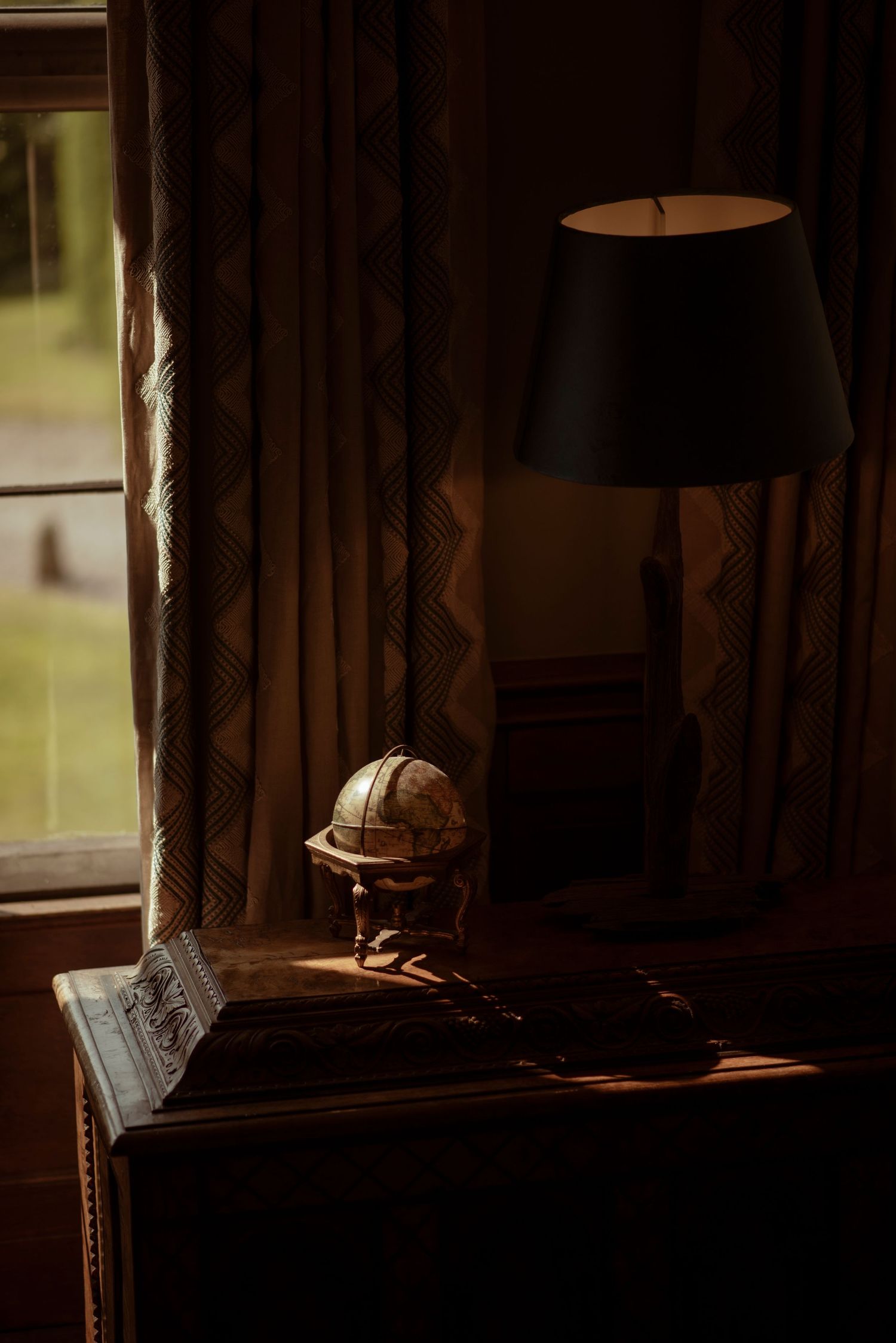 Globe in beautiful light, wedding morning moments