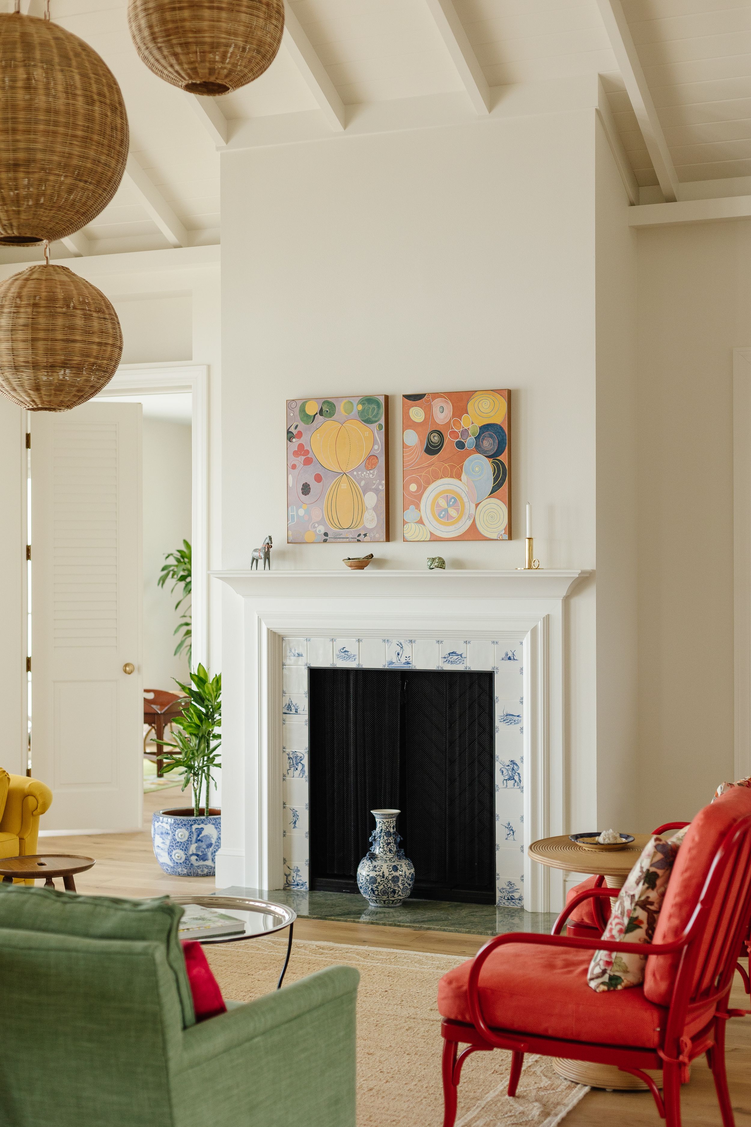 Tara Correa's photography focuses on capturing the architectural interiors of commercial and residential spaces.