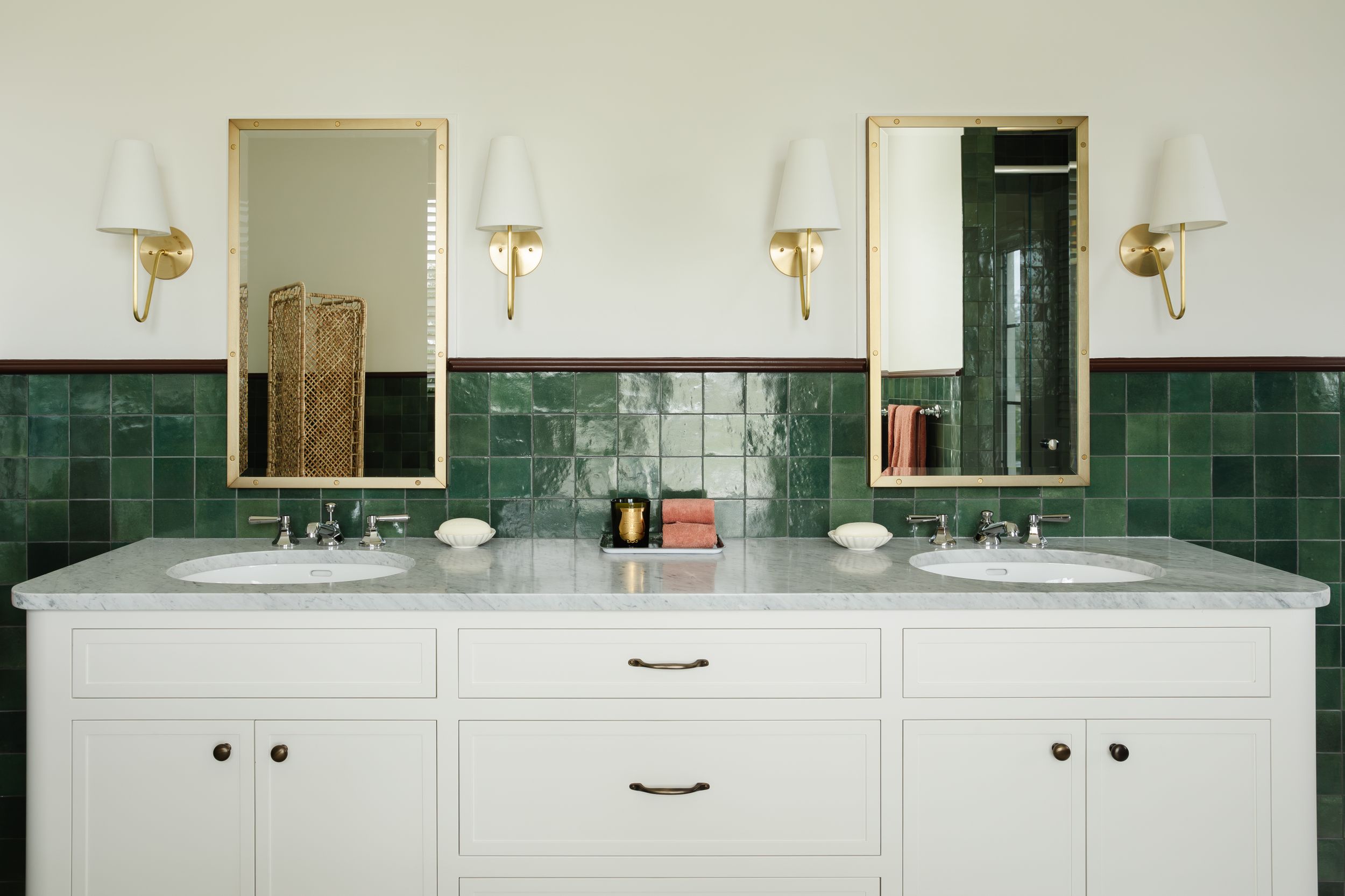 Tara Correa's photography focuses on capturing the architectural interiors of commercial and residential spaces.