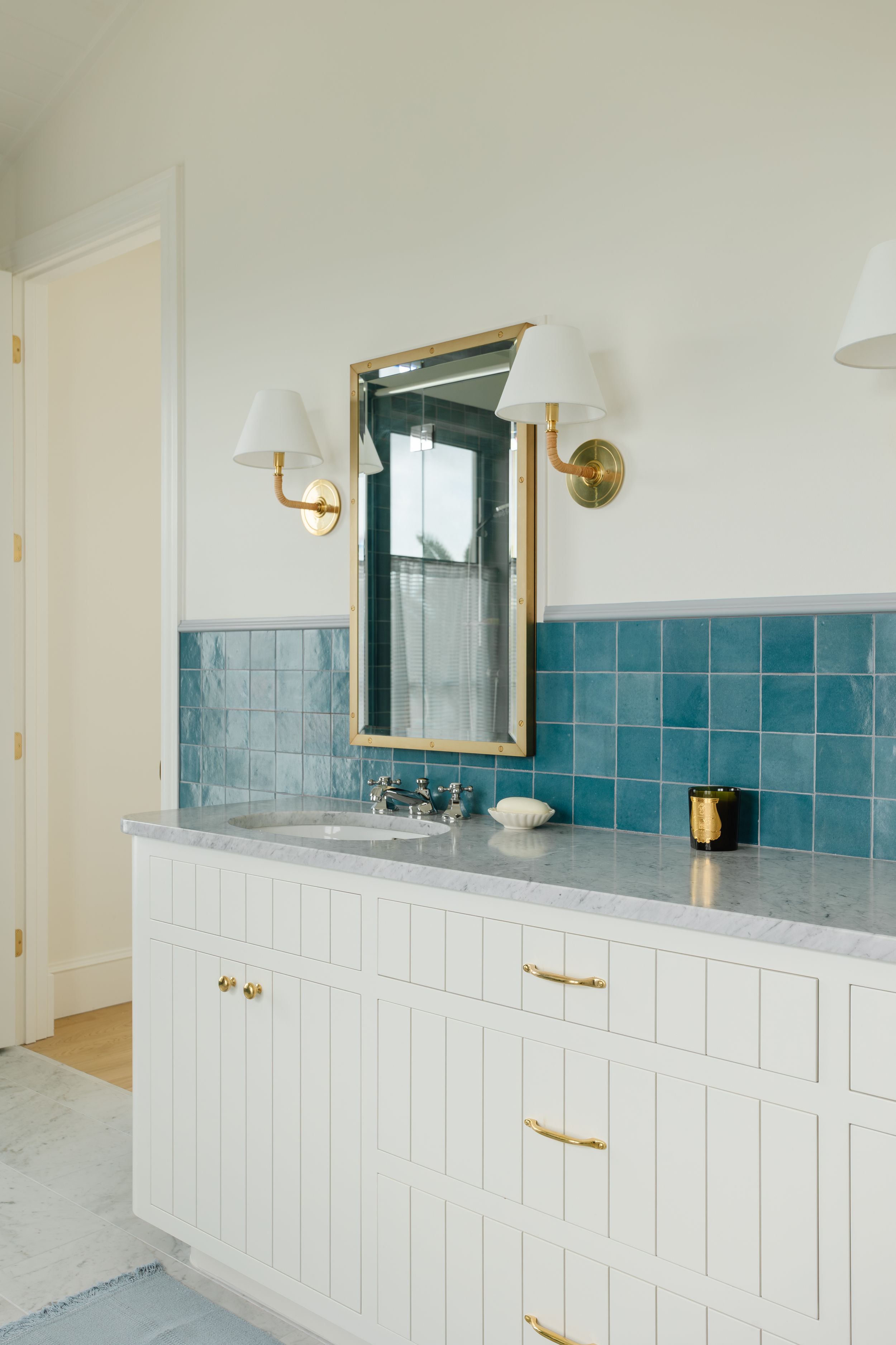 Tara Correa's photography focuses on capturing the architectural interiors of commercial and residential spaces.