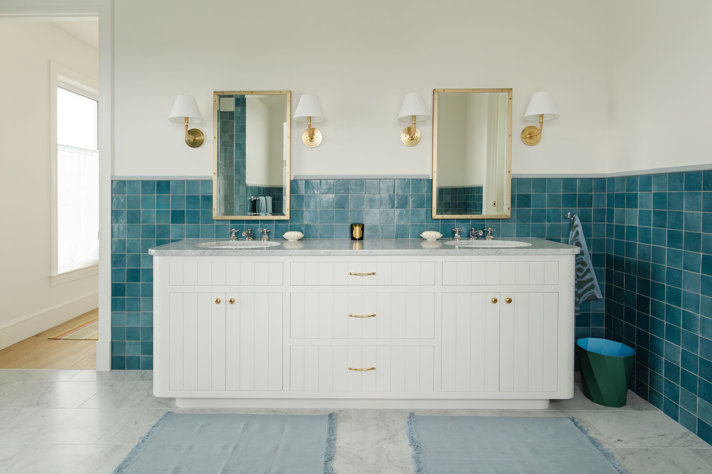 Tara Correa's photography focuses on capturing the architectural interiors of commercial and residential spaces.