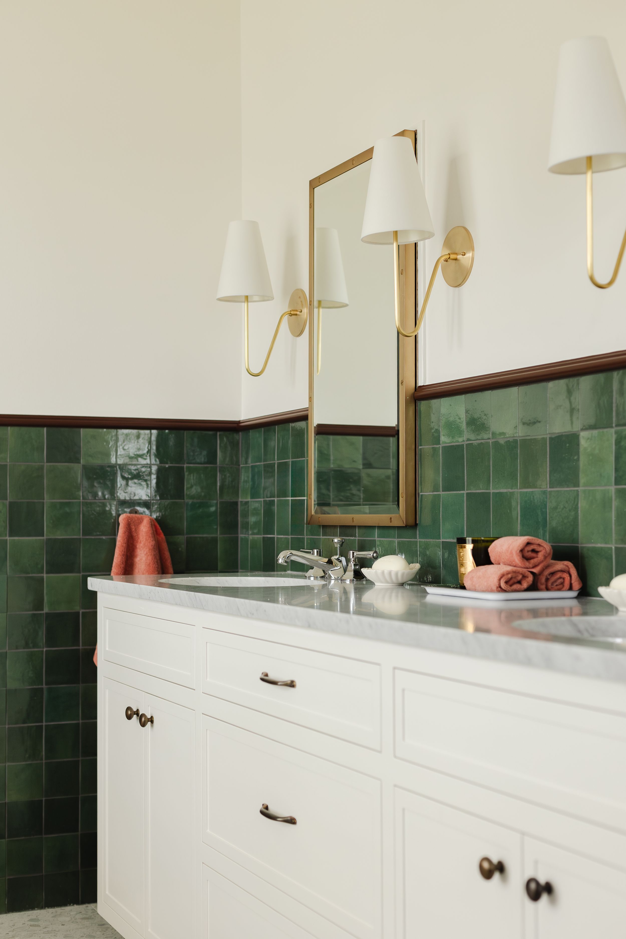 Tara Correa's photography focuses on capturing the architectural interiors of commercial and residential spaces.