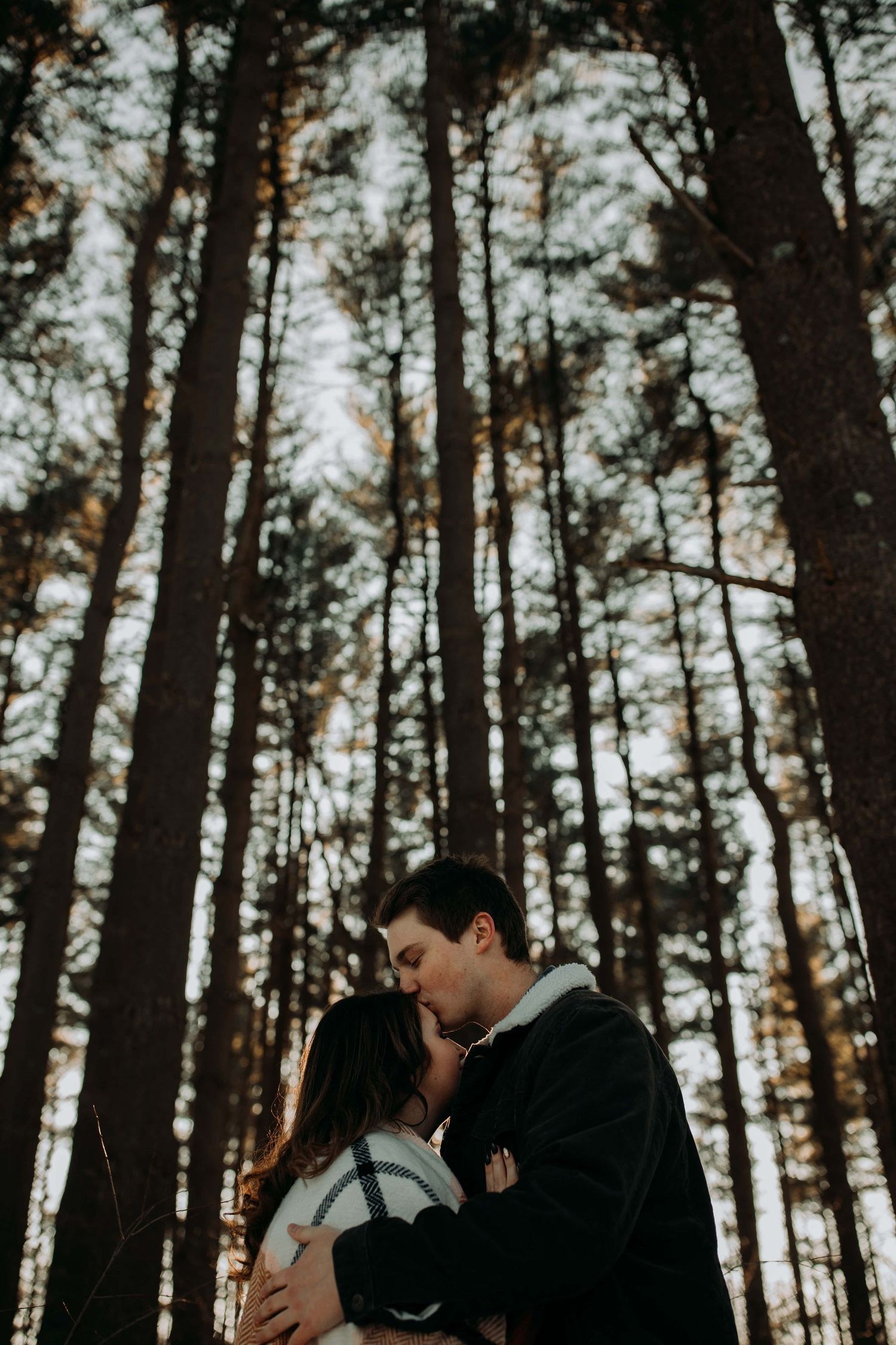 couple-kissing-in-woods