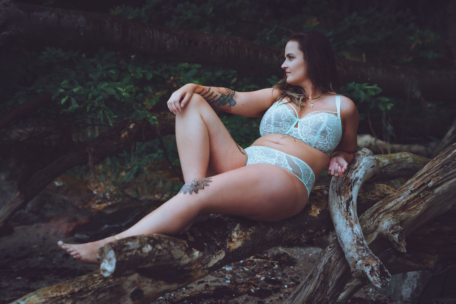 Boudoirfoto i naturen – blød aftensol, feminine linjer og selvtillid fanget i et naturligt og kunstnerisk udendørs setup
