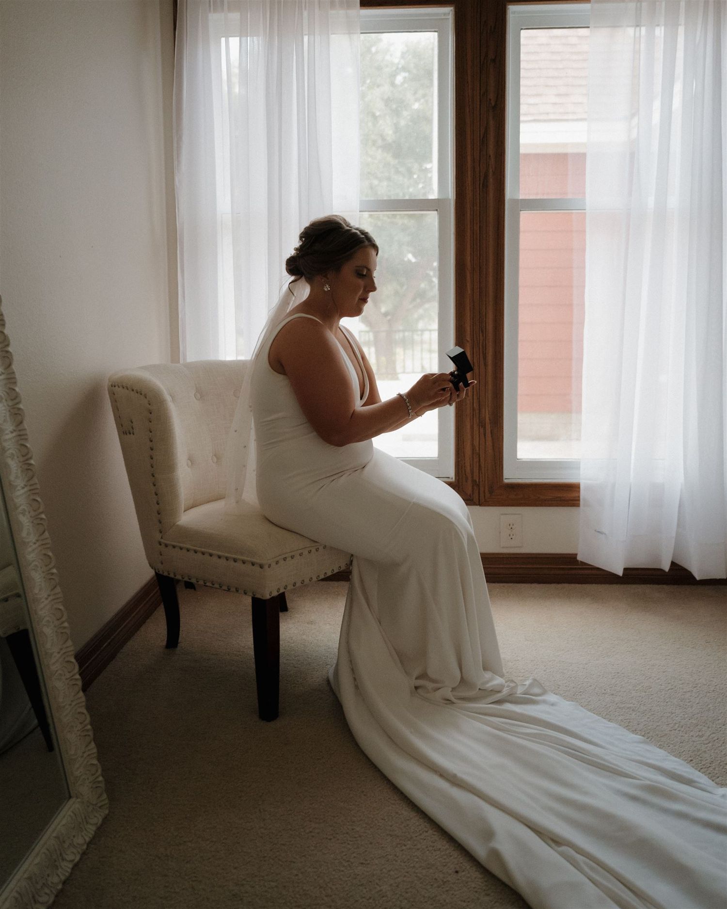 bride getting ready at suite of Fannin Oaks wedding venue in Madisonville, Tx