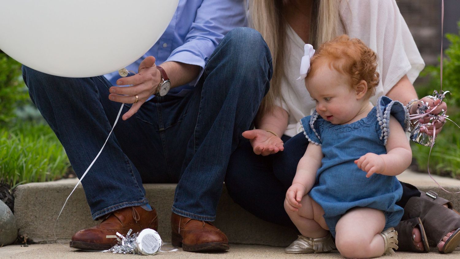 Zionsville photographer - Nathaniel Edmunds Photography - captures family pictures on one year birthday