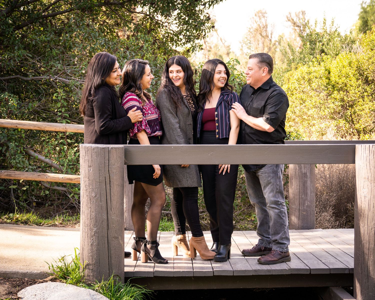 family-on-a-bridge-posing-for-holiday-photos-by-margie