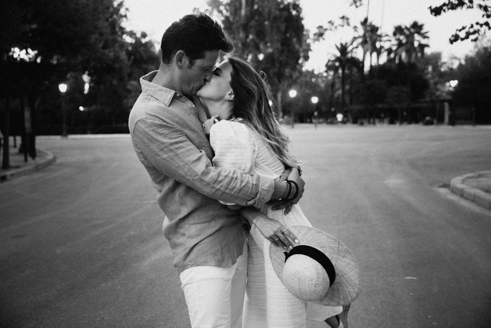 Pareja enamorada dándose un beso