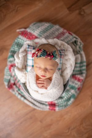 Pittsburgh newborn photographer, Christmas theme, in-home session