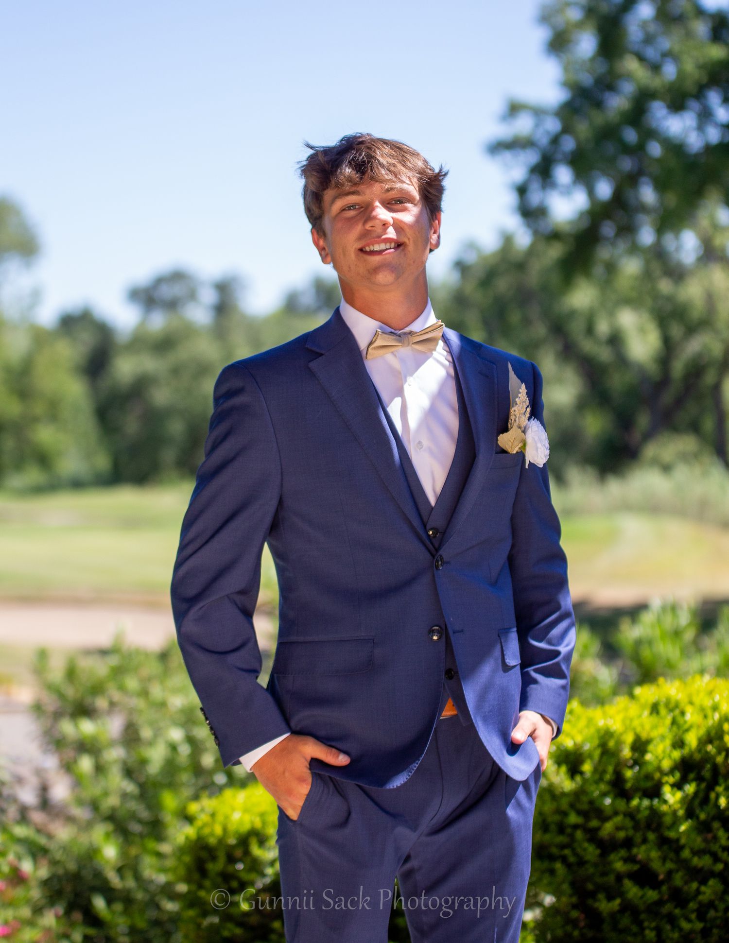 gunnii sack photography, calaveras high school, valley springs golf course, prom 2022, blue suit