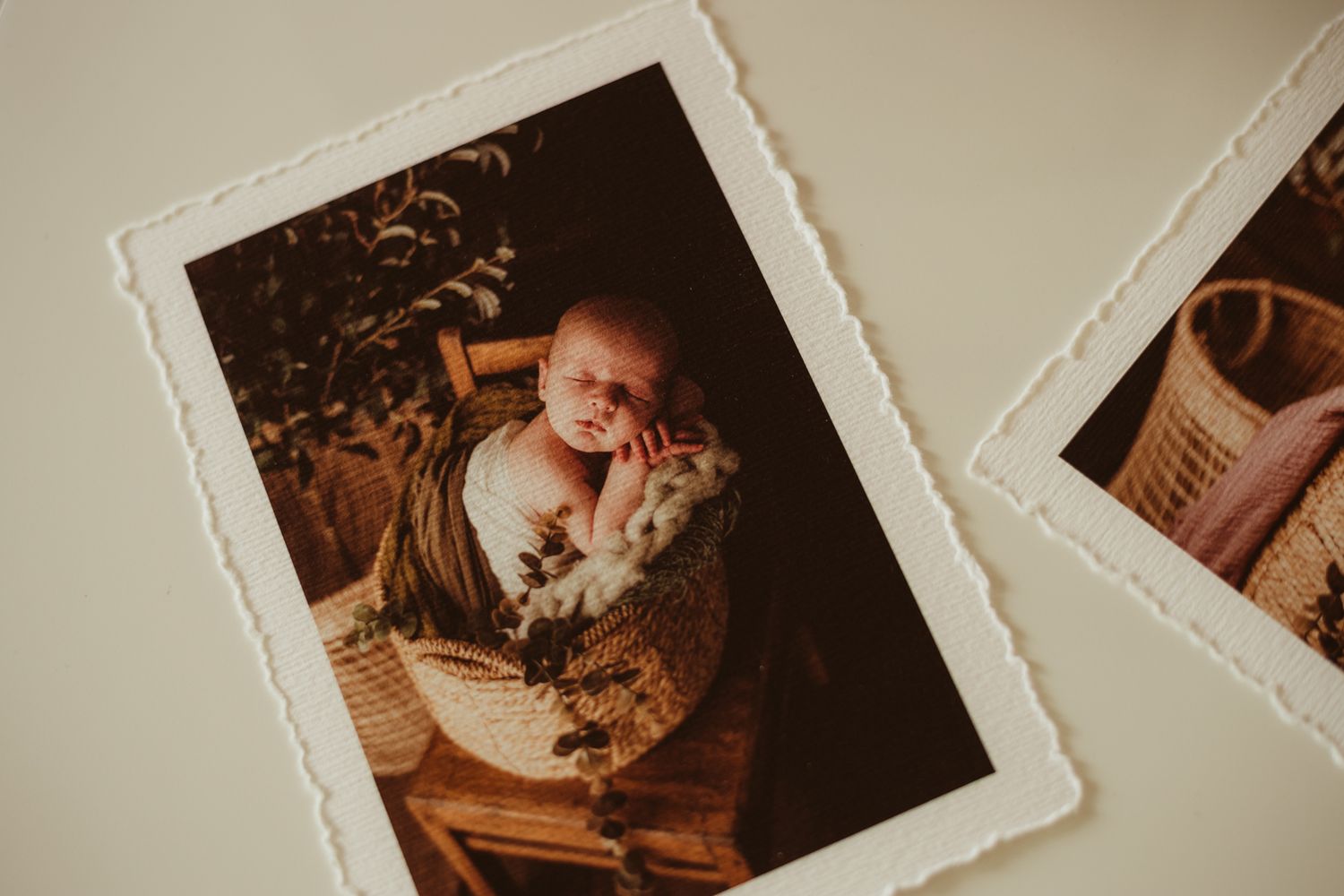 Babybild auf einem Tisch Neugeborenen Shooting