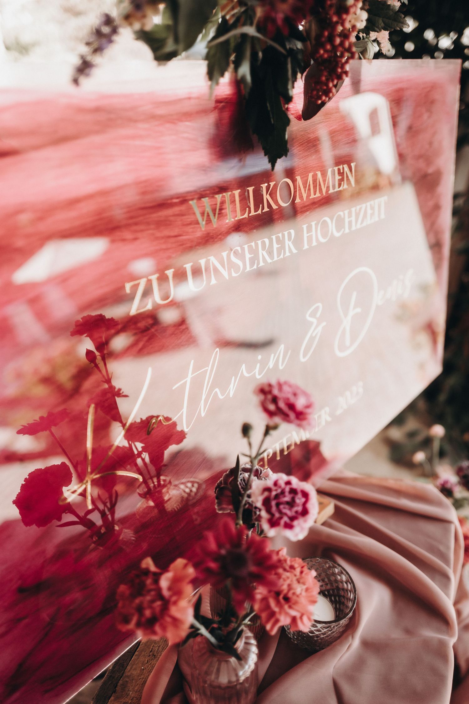 Hochzeitsfotograf Tübingen – romantisches Brautpaar bei Sonnenuntergang im Grünen.