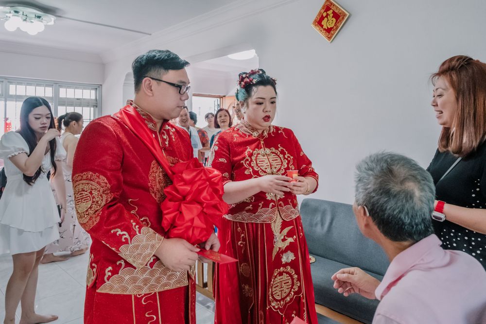 A traditional Chinese tea ceremony takes place in a modern living room.