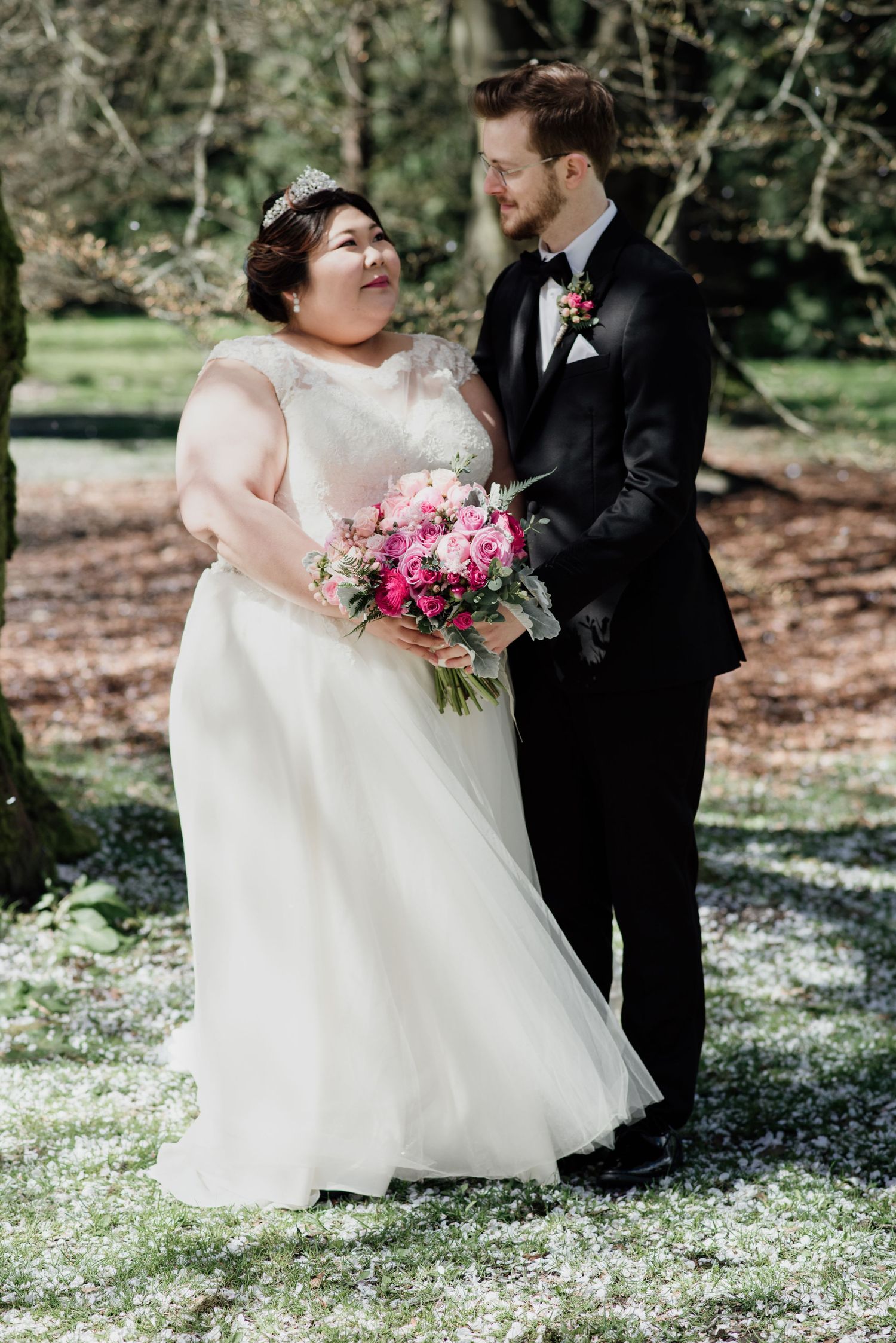 Bride and groom photos in Vancouver Stanley park.