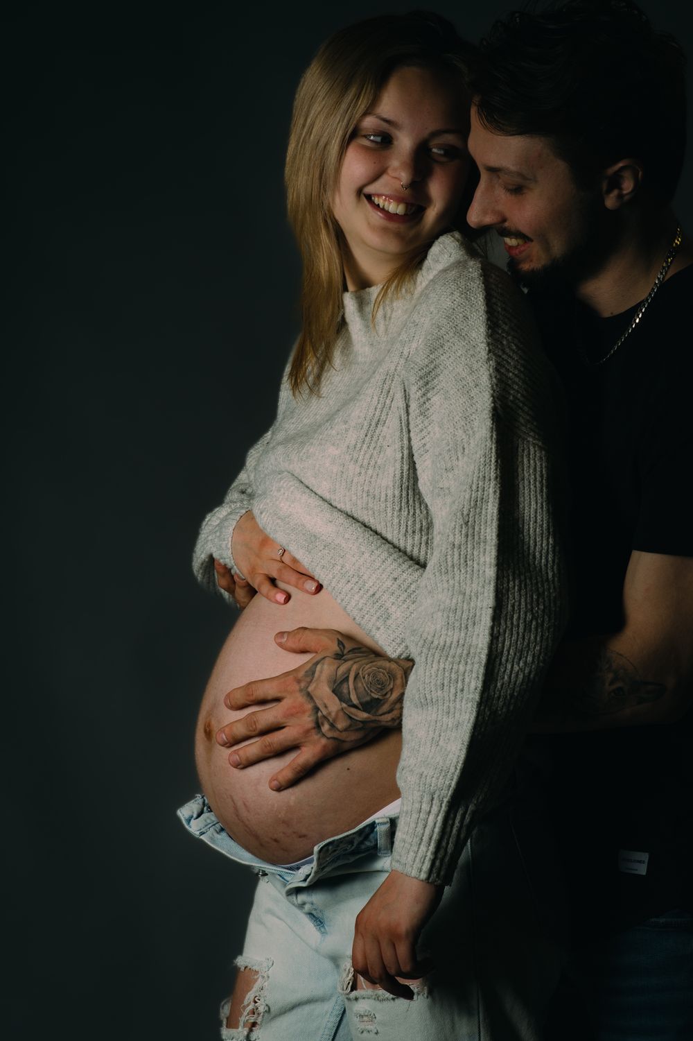Couple heureux attendant un bébé, femme en maternité