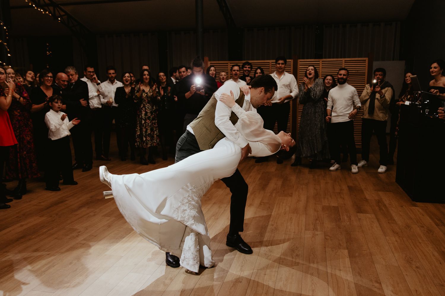 mariée qui danse a leur mariage
