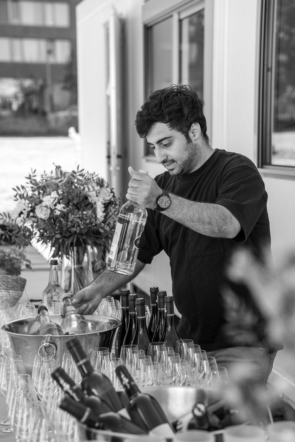 Vyro portretas restorane verslo renginyje. A man serving drinks in the restaurant terrace.