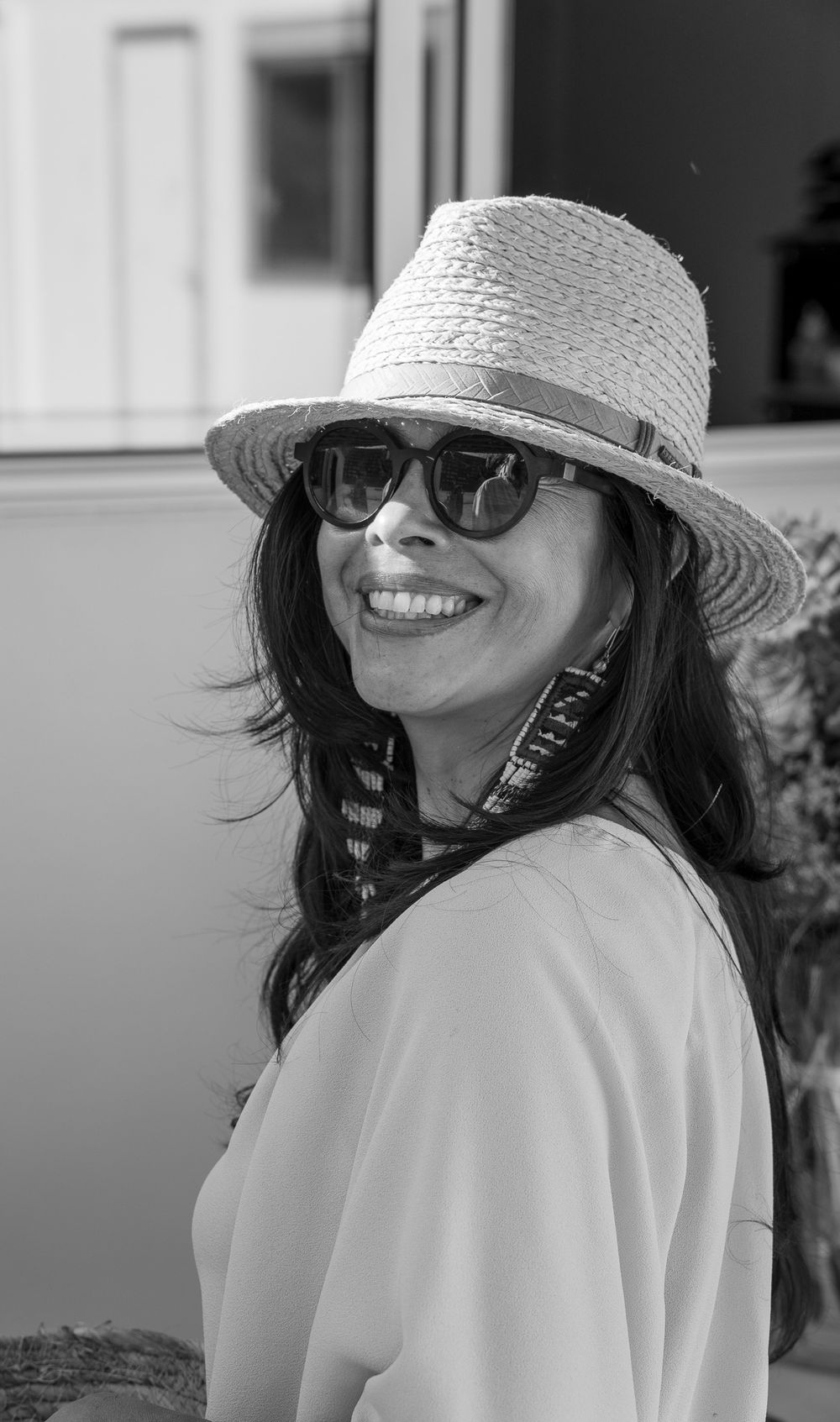Besišypsančios moters portretas. Smiling woman portrait.