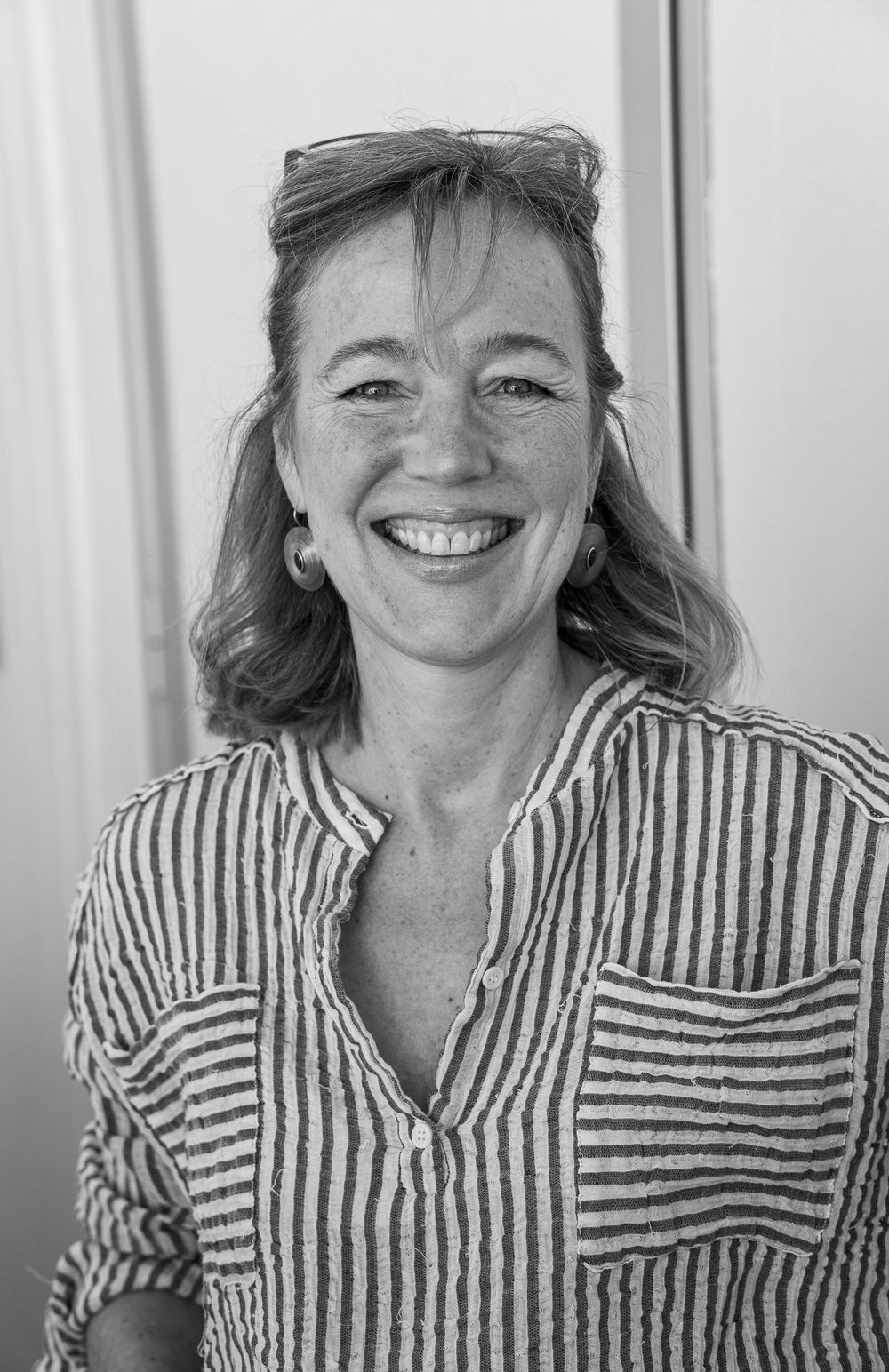 Besišypsančios moters portretas. Smiling woman portrait.