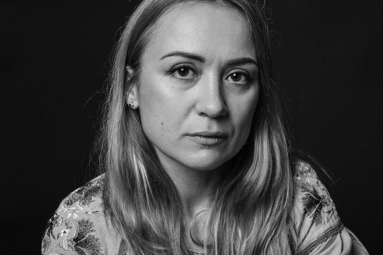 Listen To Ukrainian Hearts is a mini photo project aiming to urge people in Vietnam and Saigon donate to Ukraine.