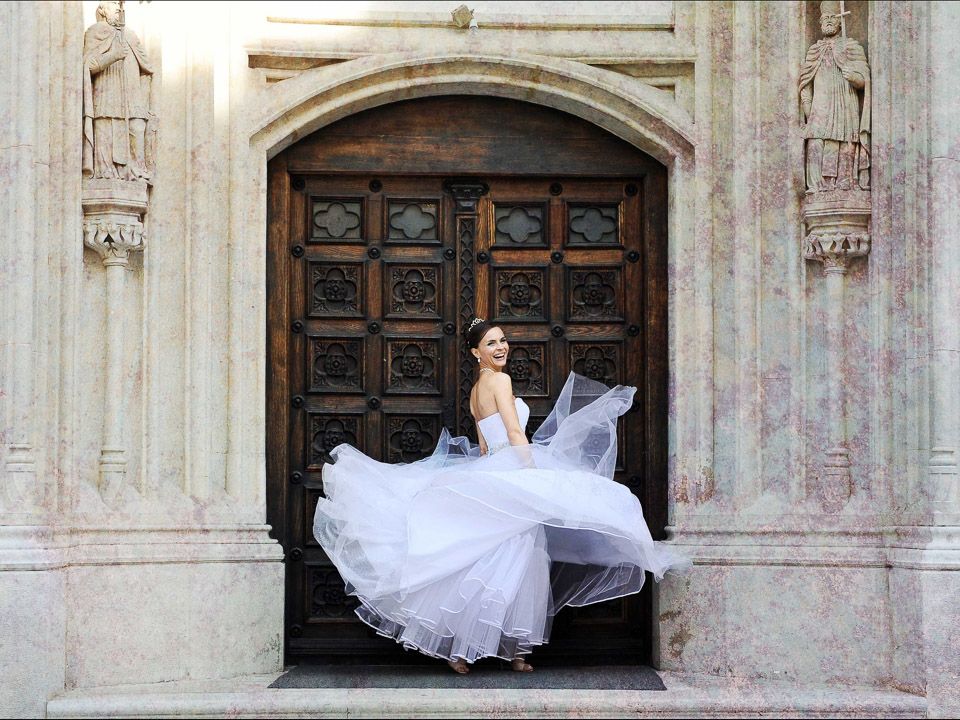 lepršava vjenčanica i mlada ispred drvenih vrata na gornjem graduu zagrebu