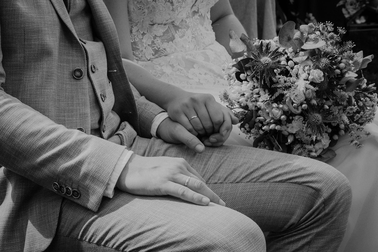 Hochzeitspaar hält sich die Hand während einer freien Trauung.
