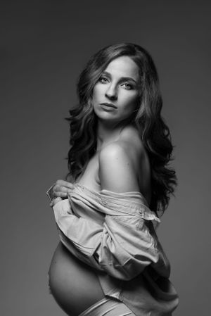 donna-pancione-set-fotografico-sanremo-bianco-nero-camicia
