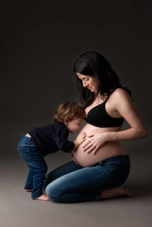 mamma-figlio-bacio-gravidanza-sanremo