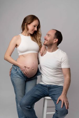 pregnancy-couple-photoshoot-photographystudio-italy