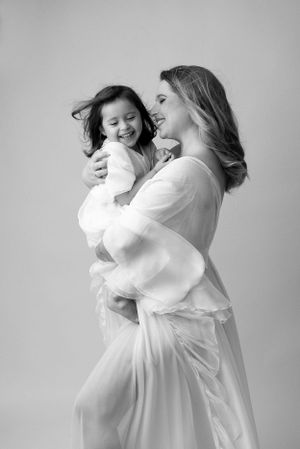 figlia-mamma-famiglia-sorrisi-vestito-bianco-imperia