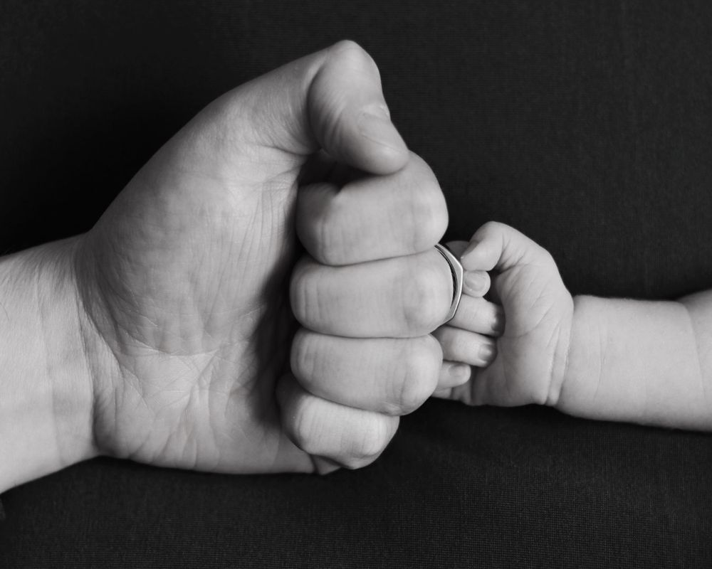 Newborn photography - Black and white, Fist bump, Father and son