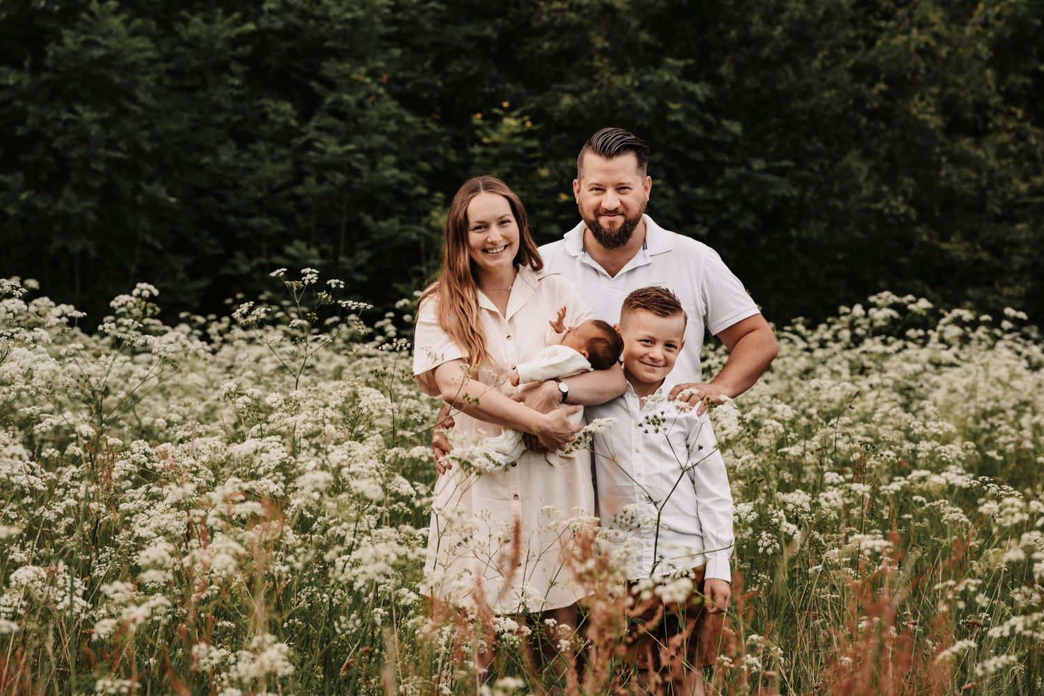 familiefotografering utendørs med nyfødt baby