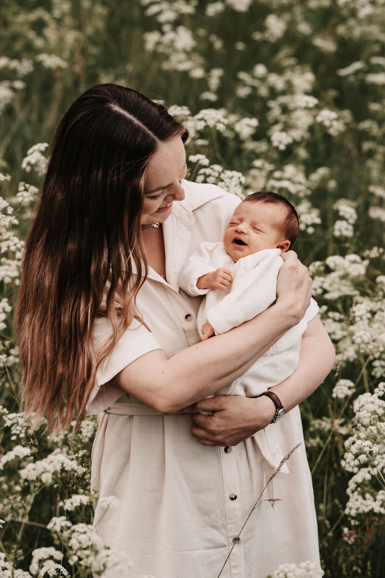 mamma og nyfødt baby jente