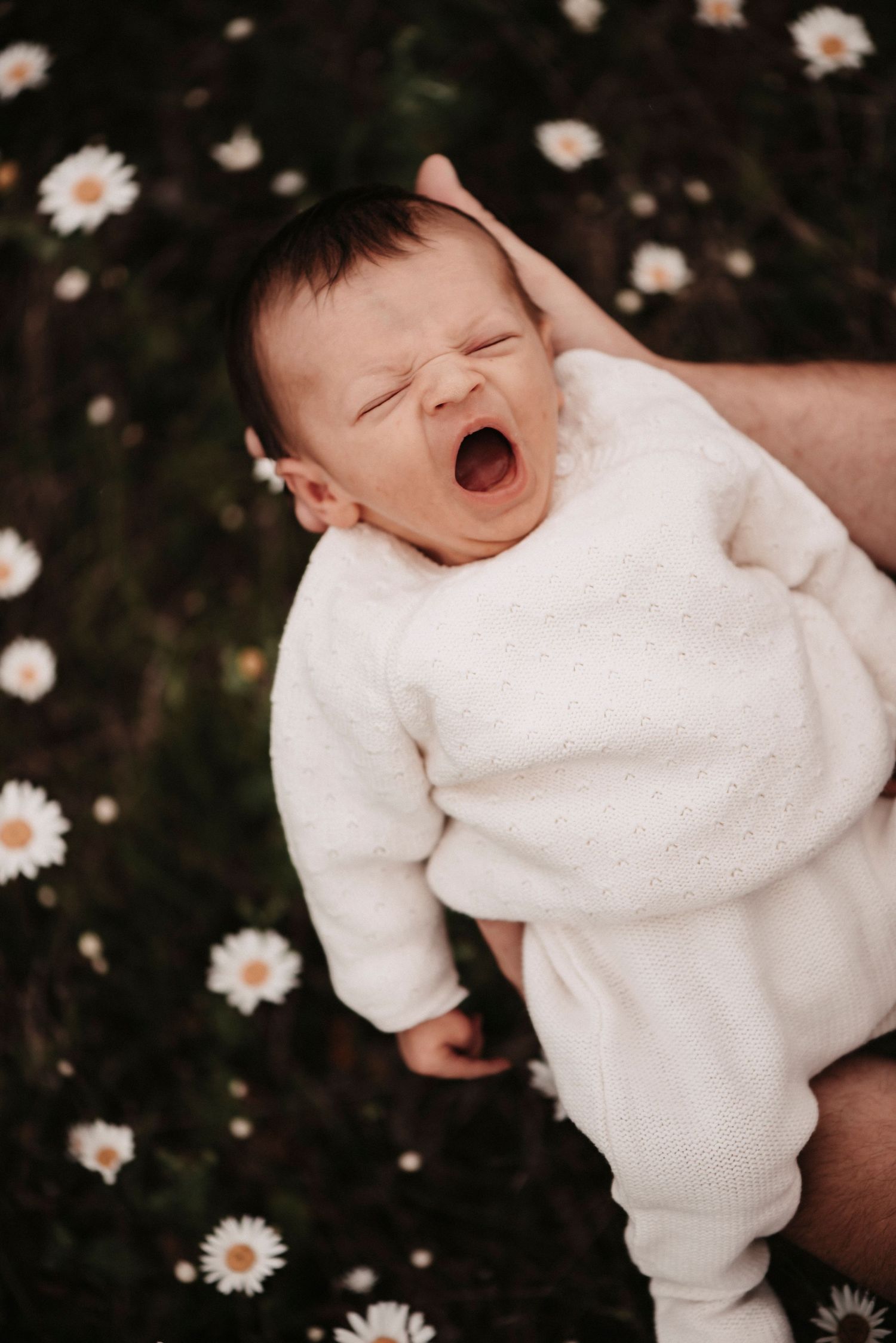 baby som gjesper nyfødt jente