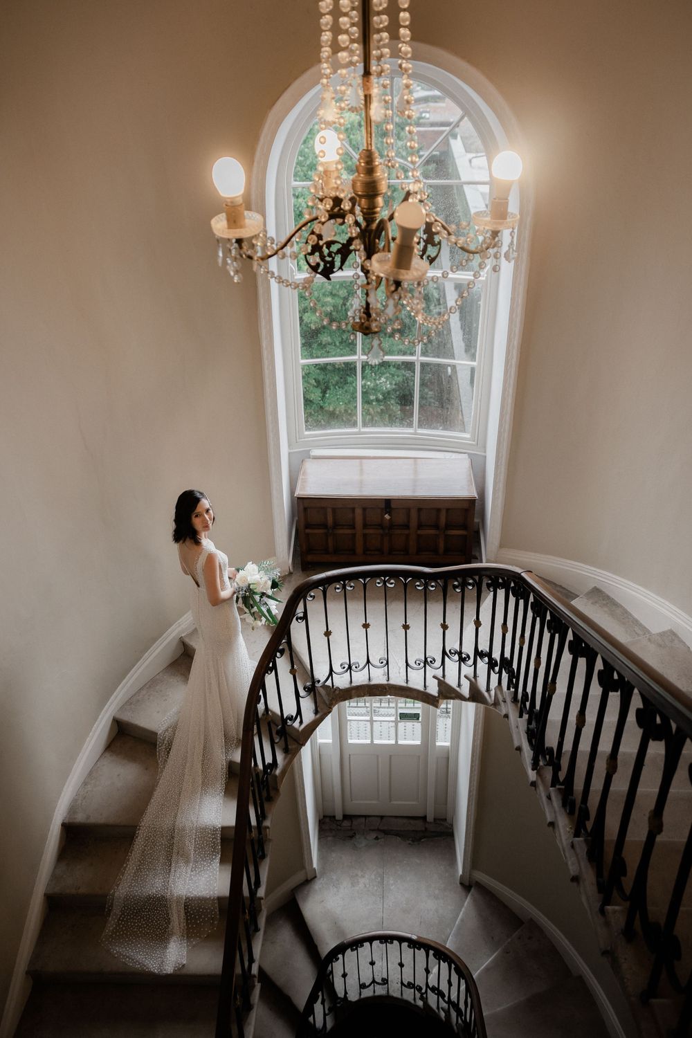 wedding-photos-the-maryborough-hotel-staircase