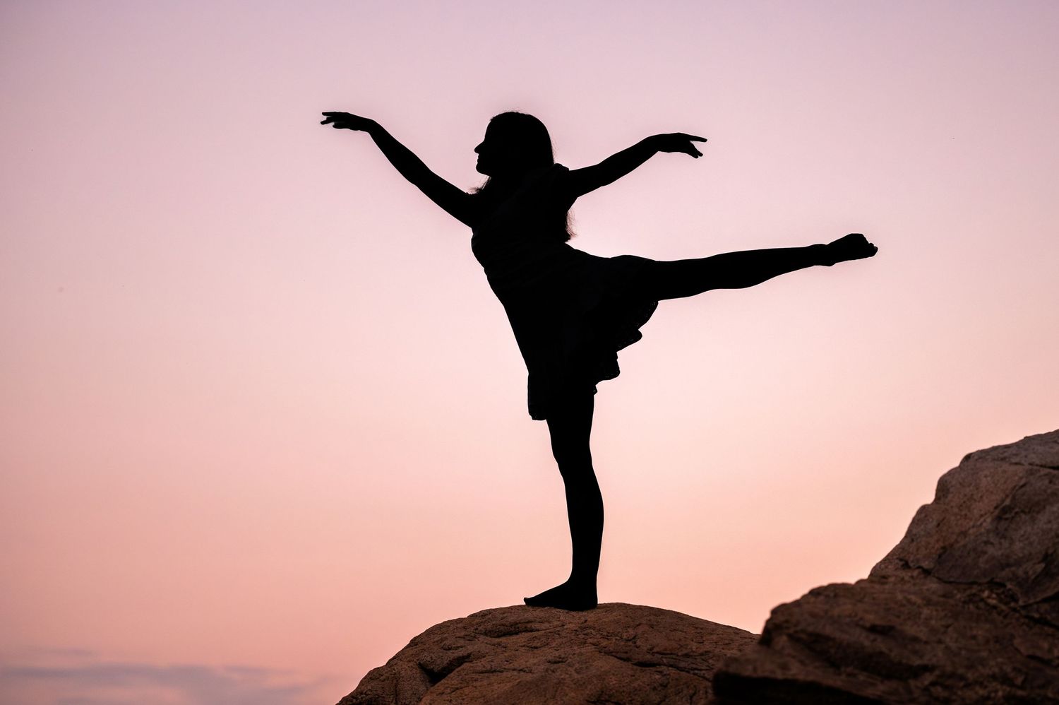 Plymouth, MA photographer Heidi Harting makes stunning sunset silhouette images of high school seniors