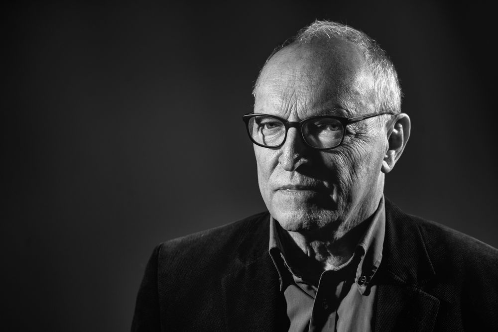 zwart wit portret van pianist Urbain Boodts in de fotostudio