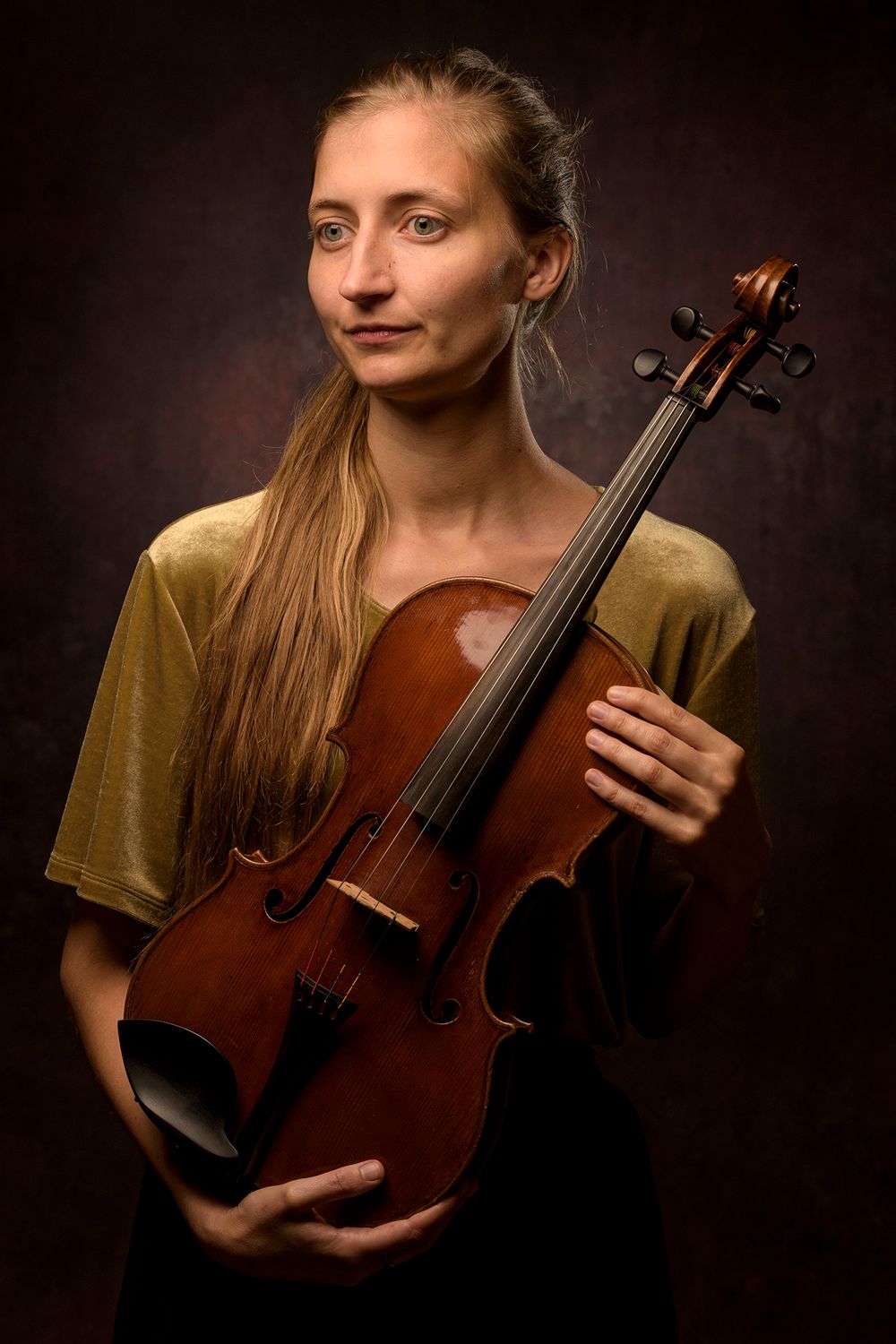 portret van een violiste in de fotostudio