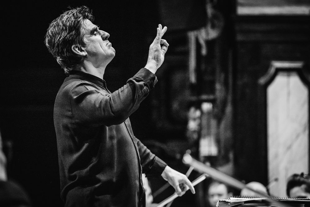 portret tijdens een concert van dirigent Dirk Brossé