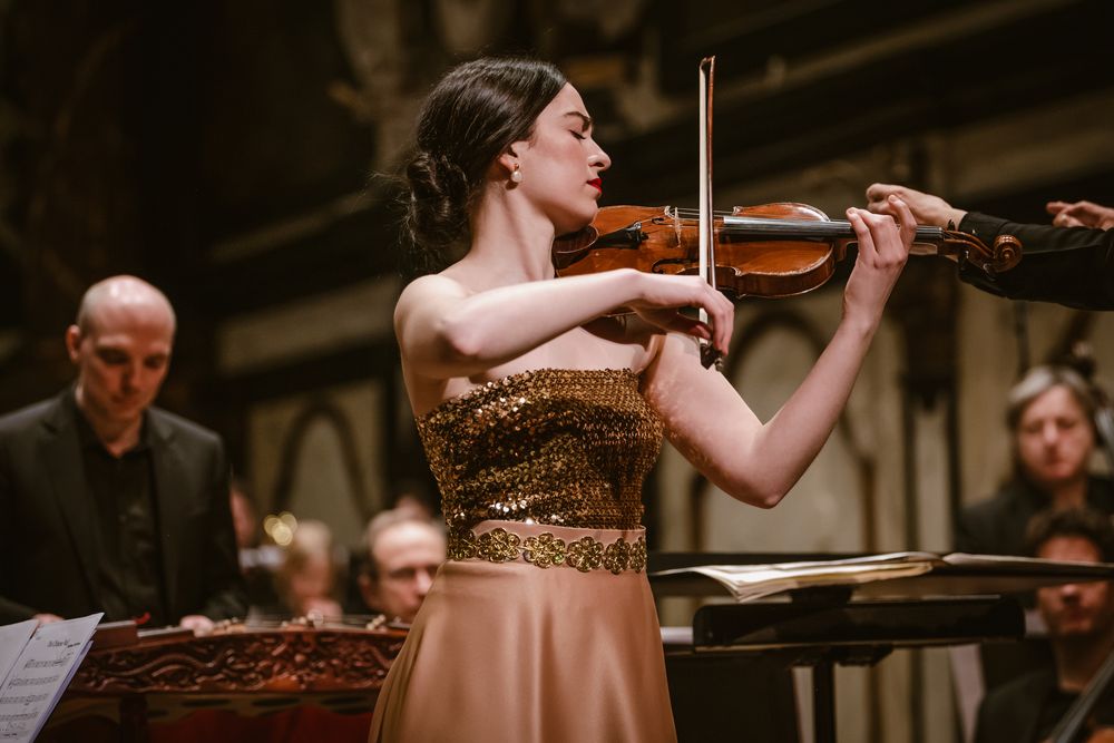 kleurenbeeld van de Spaanse violiste Marina Martin tijdens World Piano Day