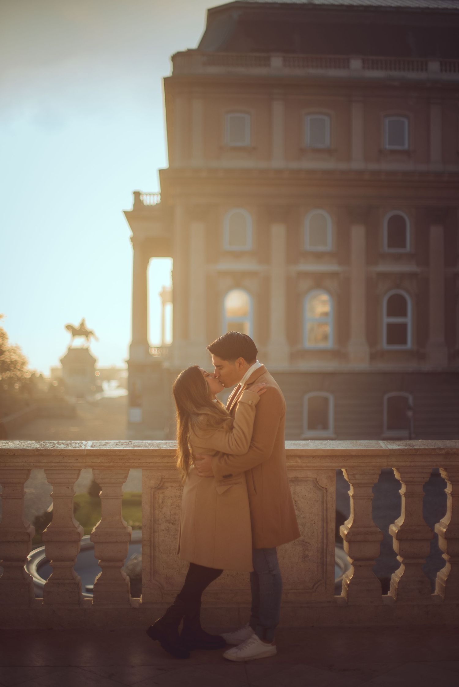 couple kissing during sunrise for a photo shoot in Budapest Hungary